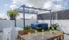 Dachterrasse mit Holztisch, Pergola, aufblasbarem Jacuzzi und Orangensaftgläsern, Stadthaus Maria de la Salut