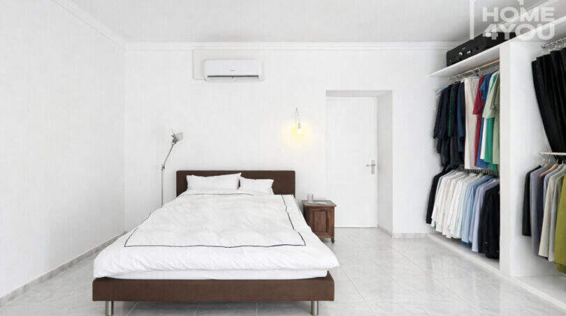 Helles Schlafzimmer mit Doppelbett, Klimaanlage und offenem Ankleidezimmer im modernen Ibiza-Stil, Felanitx