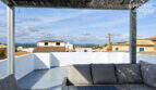 Dachterrasse mit Pergola, grauer Lounge-Möbel und Panoramablick über die Dächer von Felanitx