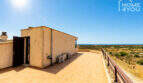 Geräumige Dachterrasse mit Panorama-Meerblick, Klimaanlagen-Außengeräten und Zugang zum Treppenhaus in Ses Salines