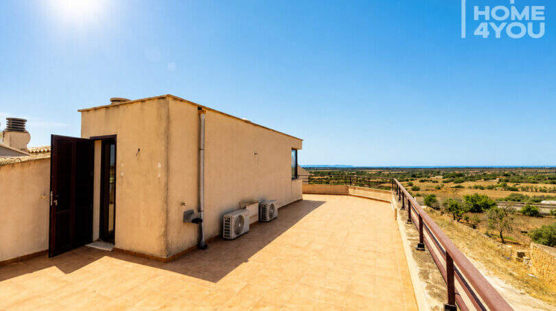 Geräumige Dachterrasse mit Panorama-Meerblick, Klimaanlagen-Außengeräten und Zugang zum Treppenhaus in Ses Salines