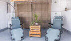 Dachterrasse mit zwei Liegestühlen, Holzkisten-Beistelltisch, Pflanze und Bambus-Sichtschutz im Herrenhaus Porreres.