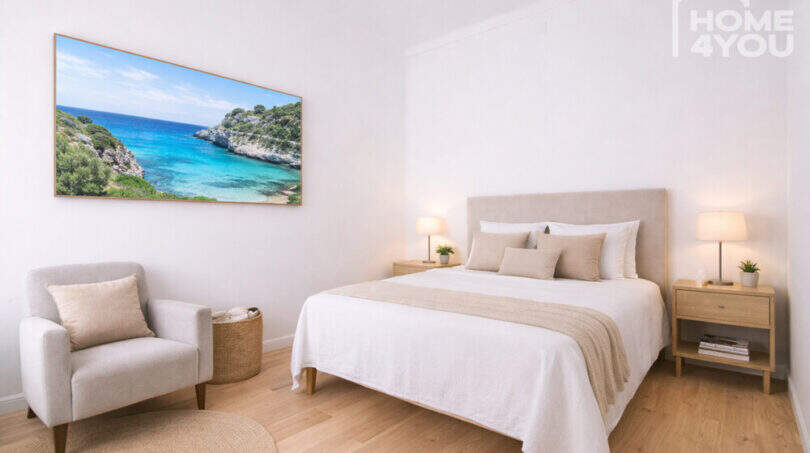 Helles Schlafzimmer im Herrenhaus Porreres mit Doppelbett, Holzboden und Meergemälde