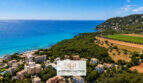 Luftaufnahme von Canyamel mit Penthouse-Anlage, türkisblauem Meer und grüner Küstenlandschaft in Mallorca