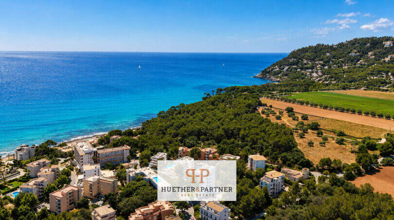 Luftaufnahme von Canyamel mit Penthouse-Anlage, türkisblauem Meer und grüner Küstenlandschaft in Mallorca