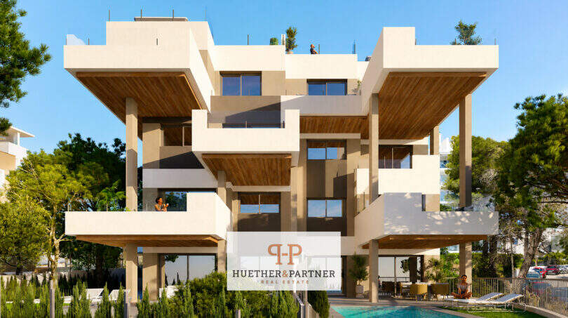 Modernes Penthouse-Gebäude in Canyamel mit großzügigen Balkonen, Holzdecken, Pool und Dachterrasse nahe Strand und Meer.