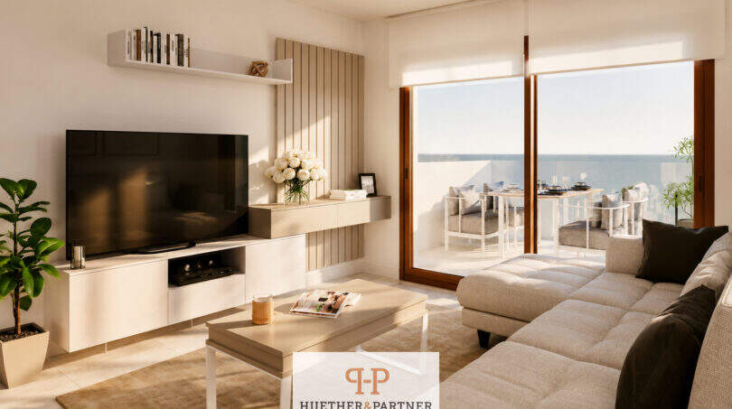 Helles Wohnzimmer des Penthouses in Canyamel mit Meerblick-Terrasse, modernem TV-Bereich und Ecksofa.