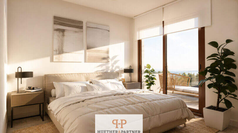 Helles Schlafzimmer im Penthouse Canyamel mit Doppelbett, Meerblick-Balkon und modernem Design