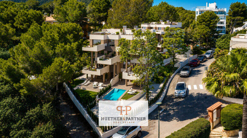 Luftaufnahme modernes Penthouse Canyamel mit Pool, Garten und Terrassen, umgeben von Pinienwald nahe Strand