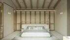 Luminoso dormitorio de la finca de Artà, con techo de vigas de madera, una elegante cama de matrimonio y modernas lámparas colgantes.