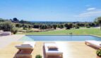 Luxuriöser Pool mit Sonnenliegen, weitläufigem Grünblick und Meerblick der Finca in Cala Murada