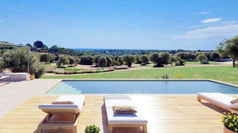 Luxuriöser Pool mit Sonnenliegen, weitläufigem Grünblick und Meerblick der Finca in Cala Murada
