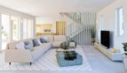 Helles Wohnzimmer der Finca Cala Murada mit Sofa, TV-Wand, offener Küche und moderner Treppe.