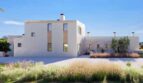 Außenansicht der Finca in Manacor: weißes Landhaus mit Natursteindetails, mediterraner Bepflanzung und Palme.