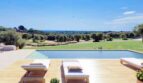 Infinity-Pool mit Sonnenliegen, weitläufigem Garten und Meerblick der Finca in Cala Murada, Manacor