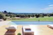 Finca Manacor: Außenpool mit Sonnenliegen, weitläufigem Garten, Olivenbäumen und Meerblick in Cala Murada.