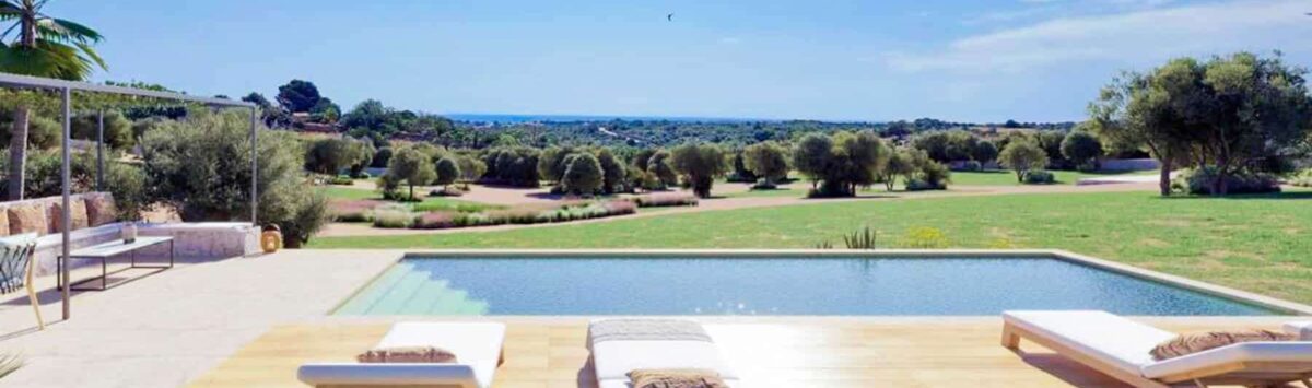 Finca Manacor: Außenpool mit Sonnenliegen, weitläufigem Garten, Olivenbäumen und Meerblick in Cala Murada.