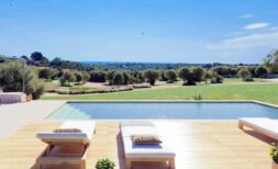 Finca Manacor: Außenpool mit Sonnenliegen, weitläufigem Garten, Olivenbäumen und Meerblick in Cala Murada.