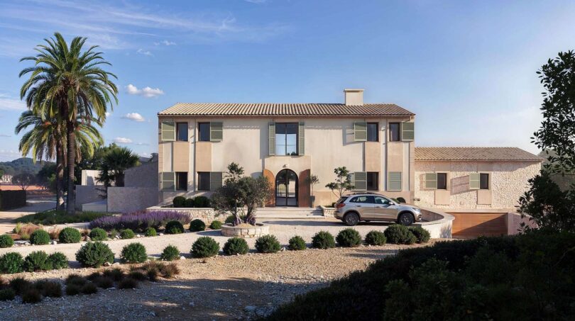 Außenansicht der Luxusfinca Ses Salines: mediterraner Neubau mit Palmengarten, Kiesauffahrt und SUV vor dem Eingang.