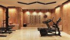 Moderner Fitnessraum der Luxusfinca mit Holzwänden, Laufband, Crosstrainer und Gewichten in Ses Salines