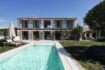 Finca de lujo Ses Salines: vista exterior elegante con piscina, zona lounge y jardín mediterráneo.