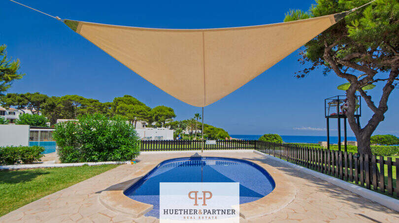 Privater Pool mit Sonnensegel und Meerblick in Apartmentanlage Cala d'Or, Mallorca