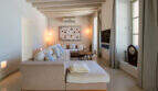 Helles Wohnzimmer der Finca in Esporles mit Ecksofa, Holzbalkendecke und mediterranem Flair.