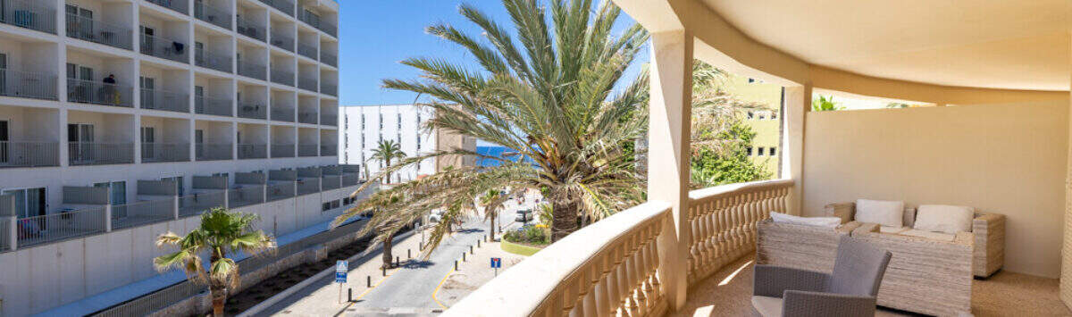 Sonnige 40 m² Terrasse mit Rattanmöbeln, Meerblick und Palmen in Ses Salines, 80 m zum Strand.
