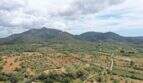 Fotografía aérea de terreno urbanizable en Felanitx con vista a la colina Sant Salvador y paisaje circundante