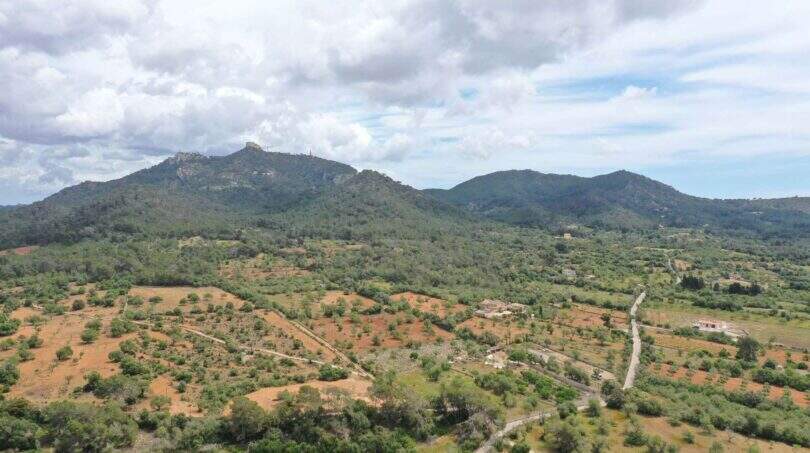 Fotografía aérea de terreno urbanizable en Felanitx con vista a la colina Sant Salvador y paisaje circundante