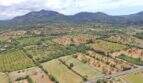 Fotografía aérea del terreno de construcción Felanitx con vista al macizo montañoso Sant Salvador y paisaje circundante