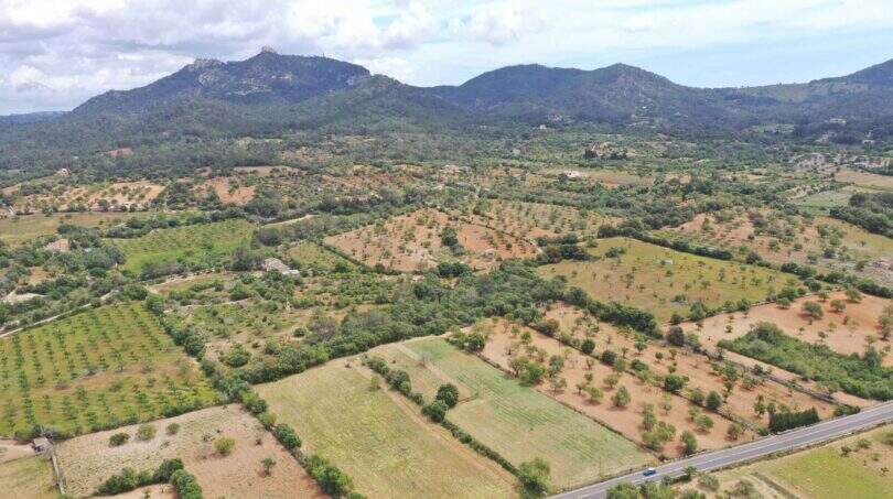 Fotografía aérea del terreno de construcción Felanitx con vista al macizo montañoso Sant Salvador y paisaje circundante