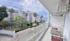 Moderner Glasbalkon mit Gartenpanorama und Palmen in Palmanova, Apartment zur Miete ab August