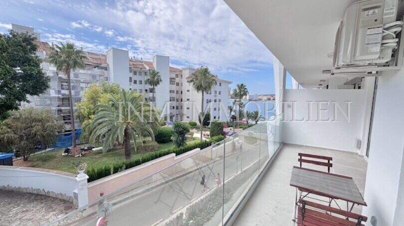 Moderner Glasbalkon mit Gartenpanorama und Palmen in Palmanova, Apartment zur Miete ab August
