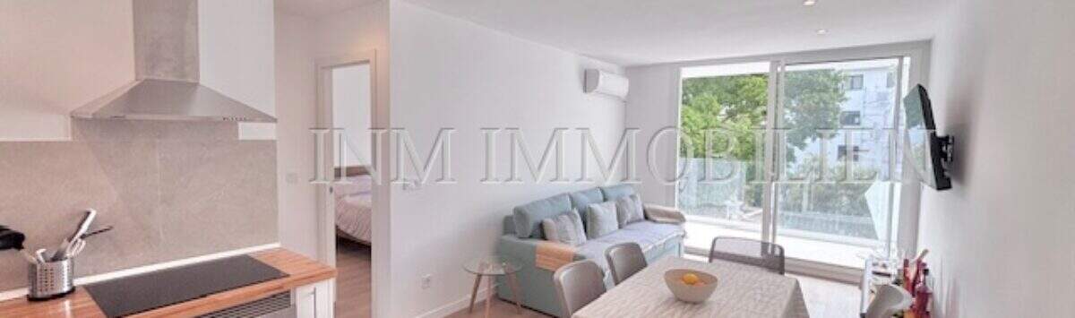 Offener Wohn-Essbereich mit moderner Küche, Esstisch und Sofa, große Fensterfront in Apartment Palmanova