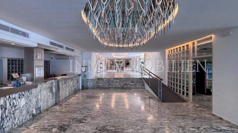 Elegante Lobby mit Marmorboden und Kronleuchter im Apartmentkomplex Palmanova, Palma Nova