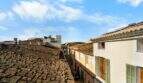 Vista desde la terraza de la azotea sobre los tejados de barro del casco antiguo de Felanitx con montañas de fondo