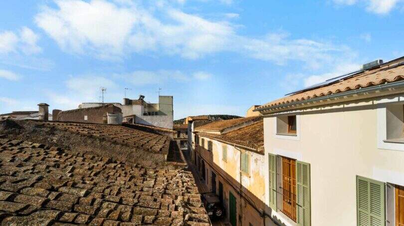 Vista desde la terraza de la azotea sobre los tejados del casco antiguo de Felanitx con tejados históricos de barro y cielo azul