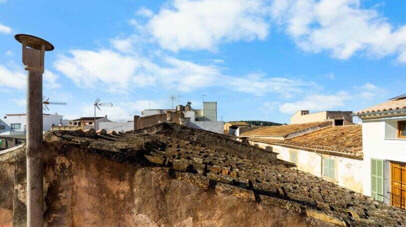 Vista desde la terraza de la azotea sobre los tejados de Felanitx con tejados de barro mediterráneos y cielo azul