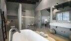 Luxuriöses Badezimmer der Finca Portocolom mit freistehender Badewanne, Doppelwaschbecken und Walk-in-Dusche
