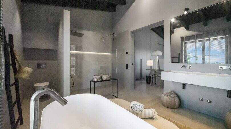 Luxuriöses Badezimmer der Finca Portocolom mit freistehender Badewanne, Doppelwaschbecken und Walk-in-Dusche