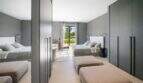 Modernes Schlafzimmer der Finca Portocolom mit Doppelbett, Spiegelschrank und Terrasse mit Palmenblick