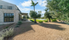 Finca Portocolom: Natursteinvilla mit Kiesweg, Olivenbäumen, Palmen und Pool im mediterranen Garten.