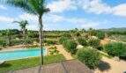 Finca Portocolom: Blick vom Dach auf Pool, Gartenanlage mit Palmen und Olivenbäumen, Ausblick ins Grüne