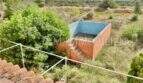 Blick vom Dach auf leeren Pool und Naturlandschaft der Finca in Llucmajor