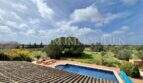 Blick vom Dach auf Pool mit Wasserrutsche und weitläufige Naturlandschaft der Finca in Llucmajor