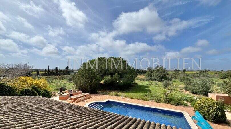 Blick vom Dach auf Pool mit Wasserrutsche und weitläufige Naturlandschaft der Finca in Llucmajor