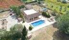 Luftaufnahme einer Finca in Llucmajor mit Pool, Terrasse und großem Grundstück mit Bepflanzung.