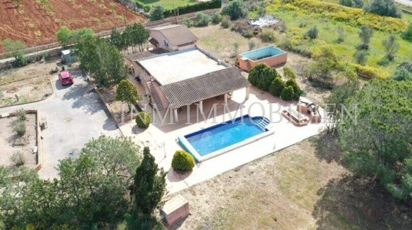 Luftaufnahme einer Finca in Llucmajor mit Pool, Terrasse und großem Grundstück mit Bepflanzung.