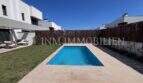 Piscina privada con terraza y zona de césped de una casa moderna de nueva construcción en Puig de Ros, Llucmajor.